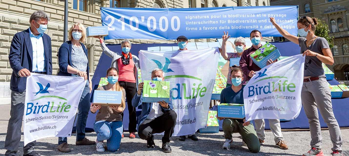 D&eacute;p&ocirc;t des signatures pour la double initiative