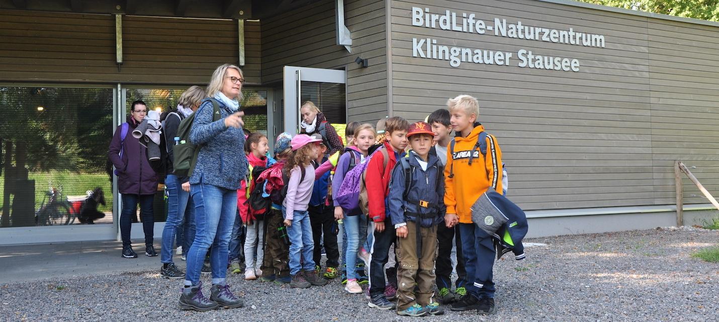Classe devant le centre-nature